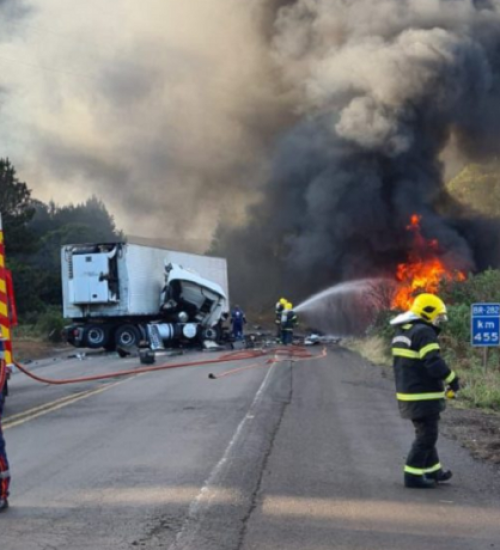 Caminhão de combustível explode e duas pessoas morrem no Oeste.