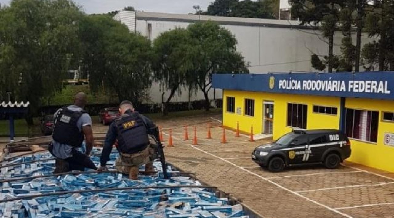 PRF e Polícia Civil apreendem carga com 400 mil maços de cigarros paraguaios.