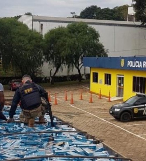 PRF e Polícia Civil apreendem carga com 400 mil maços de cigarros paraguaios.