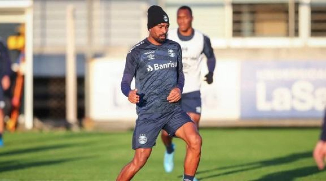 Treino do Grêmio é marcado por forte discussão entre Léo Gomes e Thiago Santos.