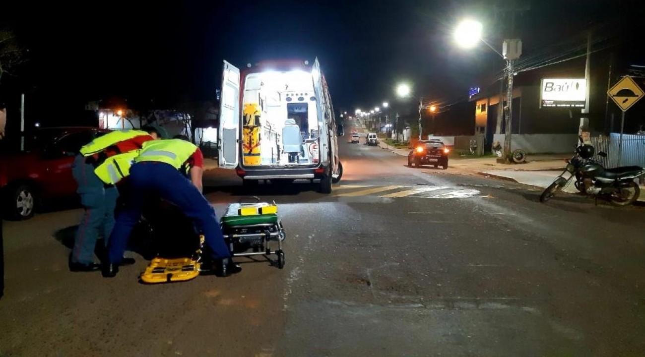 Motociclista empina, derruba passageira e foge em São Miguel do Oeste