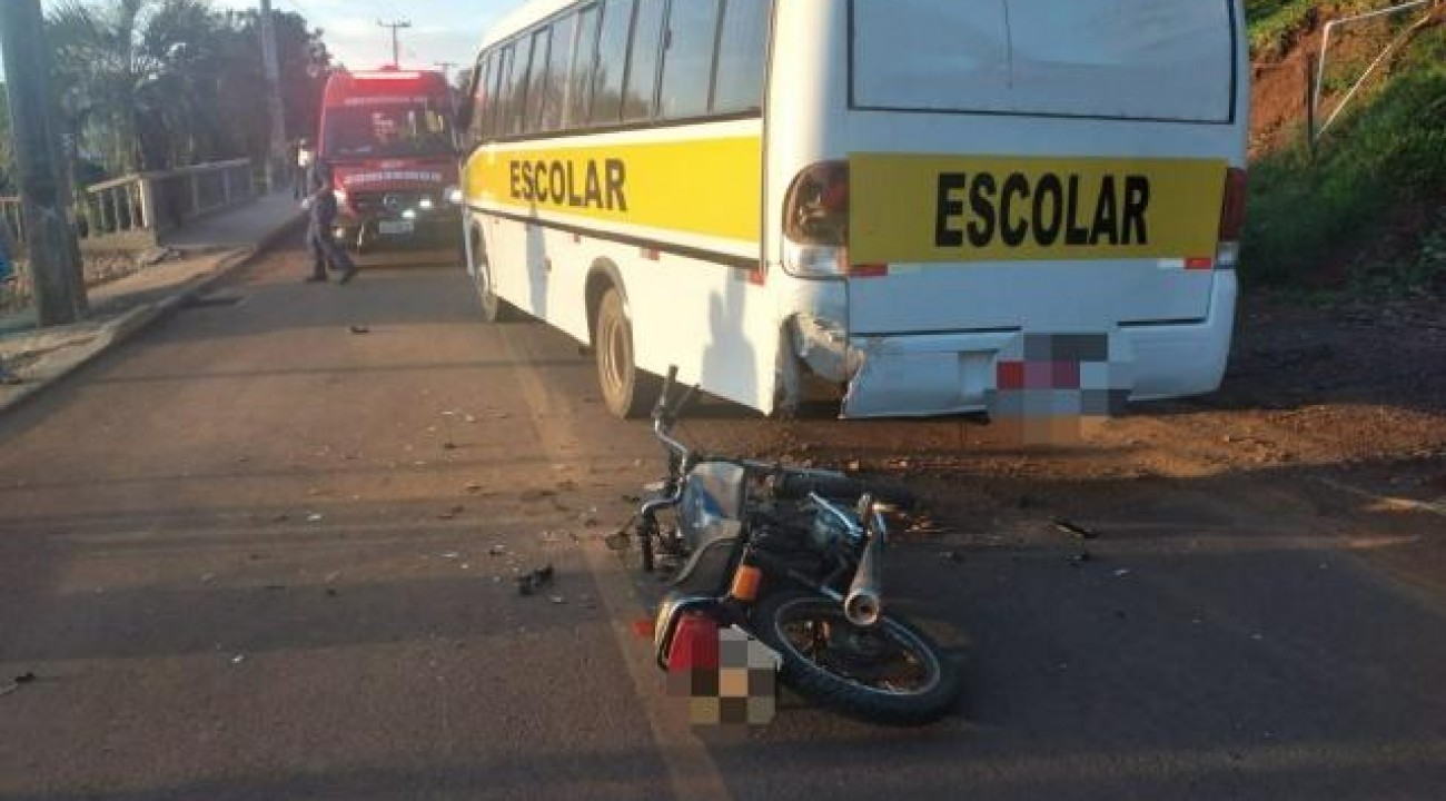 Motociclista sofre ferimentos em colisão com ônibus no interior de Itapiranga