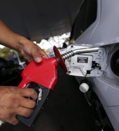 Preço da gasolina caiu 17,4% no último mês e litro custa R$ 5,89 em média no Brasil.