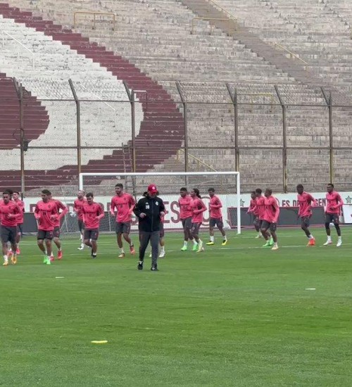 Inter faz treino no estádio do Universitário antes de viagem para Arequipa.