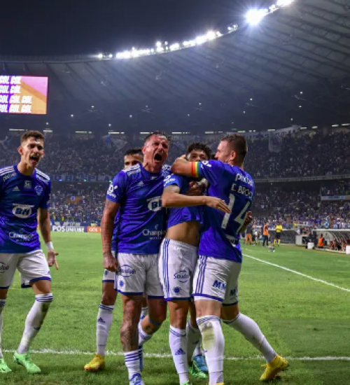 Cruzeiro vence Vasco e garante volta à Série do Campeonato Brasileiro.