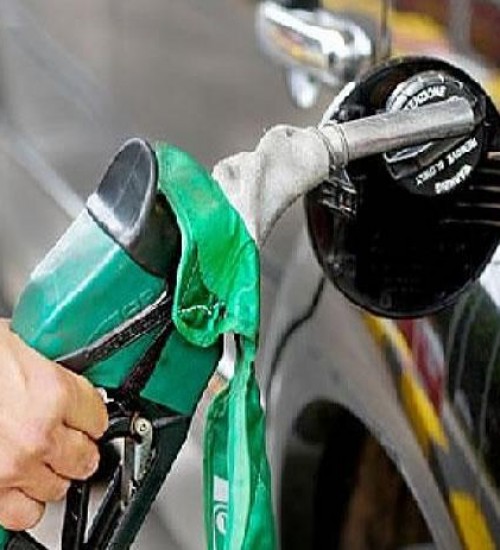 Preço médio da gasolina cai mais 2,5% e chega a R$ 5,03 em SC; e R$ 5,04 no Brasil.