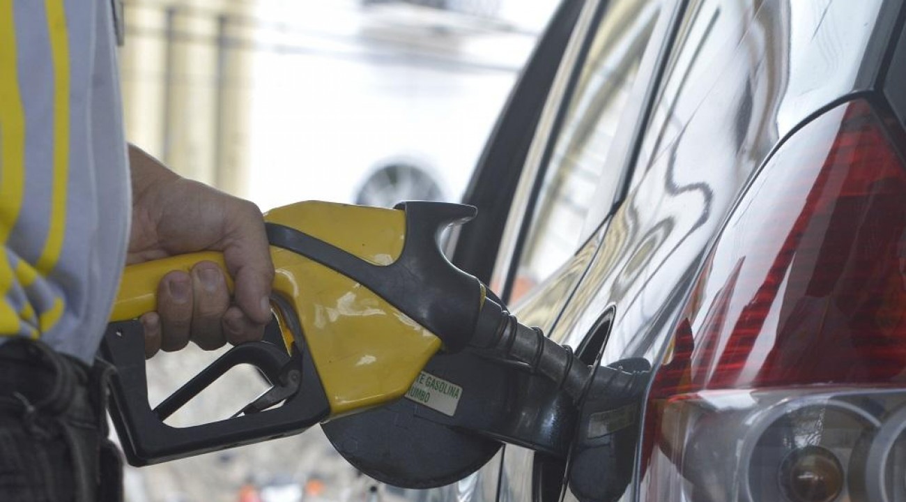 Preço médio do litro da gasolina fica abaixo de R$ 5 após mais de um ano.