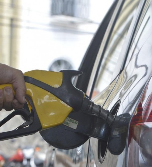 Preço médio do litro da gasolina fica abaixo de R$ 5 após mais de um ano.