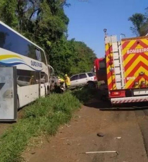 Homem morre em violenta colisão entre carros e ônibus na BR-282.