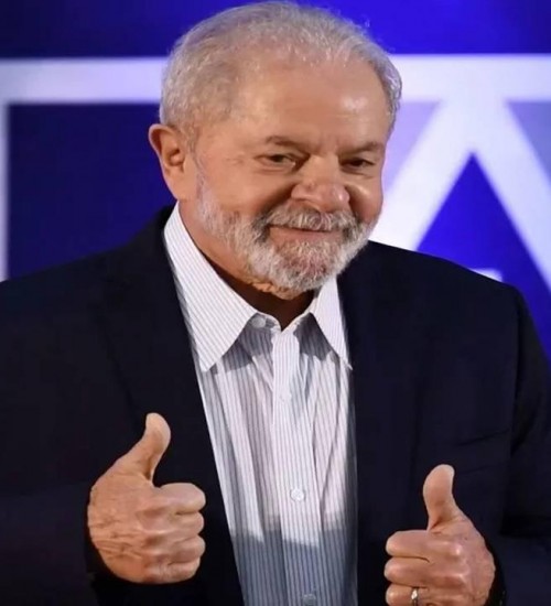 Lula é eleito presidente do Brasil, com 50,83%.