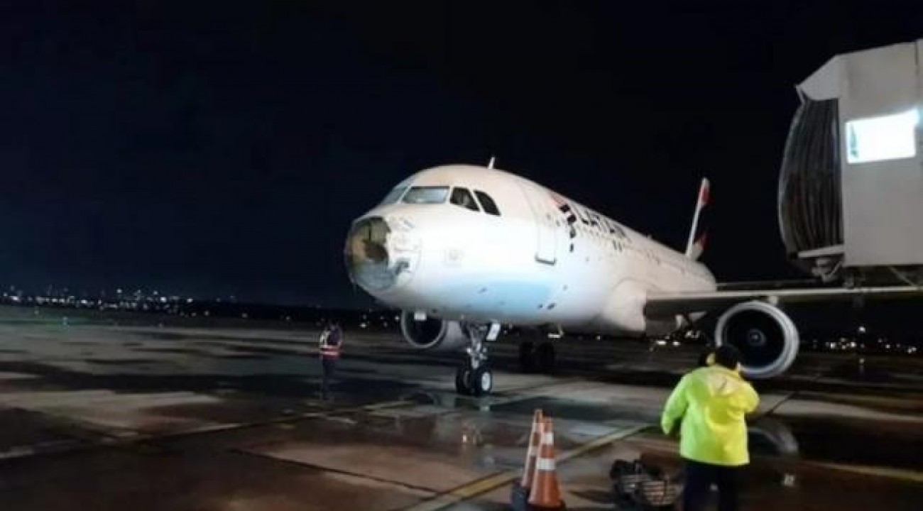 Tempestade de gelo destrói ‘nariz’ de avião ao sair do PR.