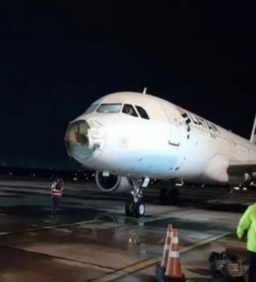 Tempestade de gelo destrói ‘nariz’ de avião ao sair do PR.