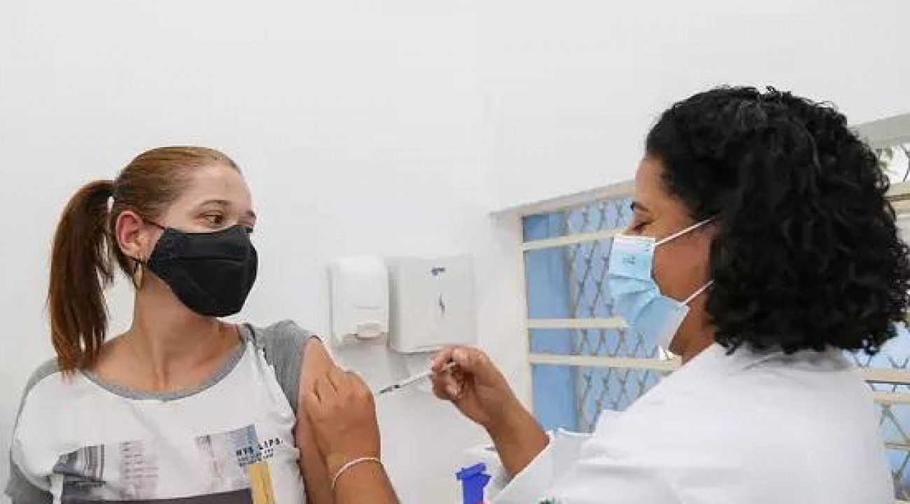Brasil tem 49,4% da população vacinada com reforço ou dose adicional.