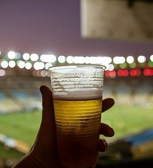 Catar proíbe venda de cerveja no entorno de estádios e Fifa vê ‘crise’ a 2 dias da Copa.