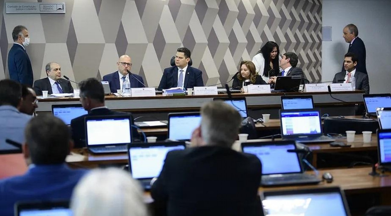 Comissão aprova indicações de Bolsonaro para ministros do STJ.