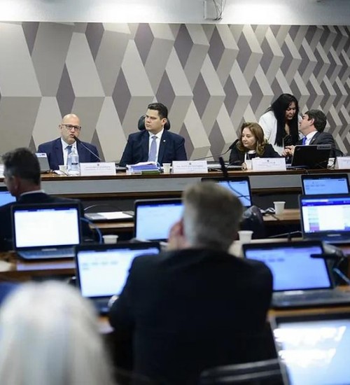 Comissão aprova indicações de Bolsonaro para ministros do STJ.