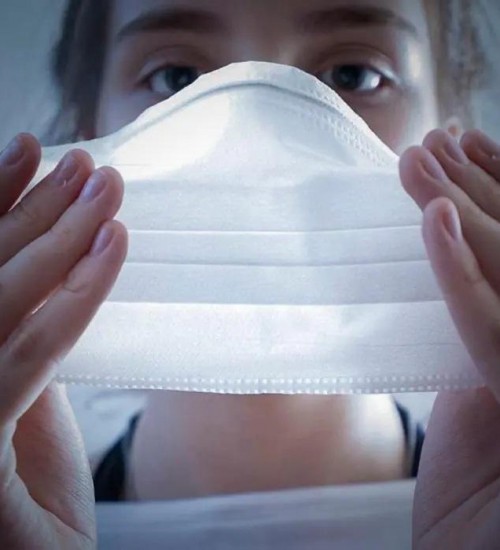 Infectologistas defendem volta das máscaras e mais vacinação contra Covid-19.