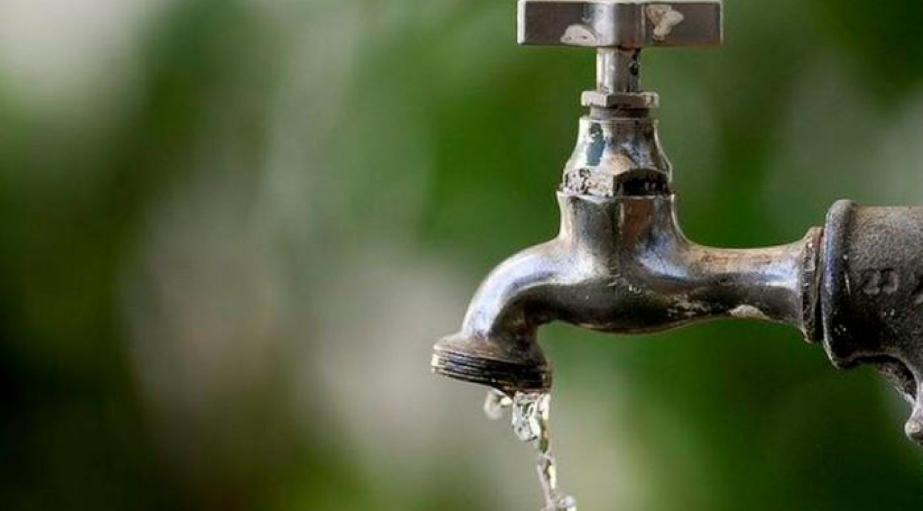 Falha na distribuição de água provoca rombo de R$ 6 bilhões aos cofres públicos, aponta estudo.