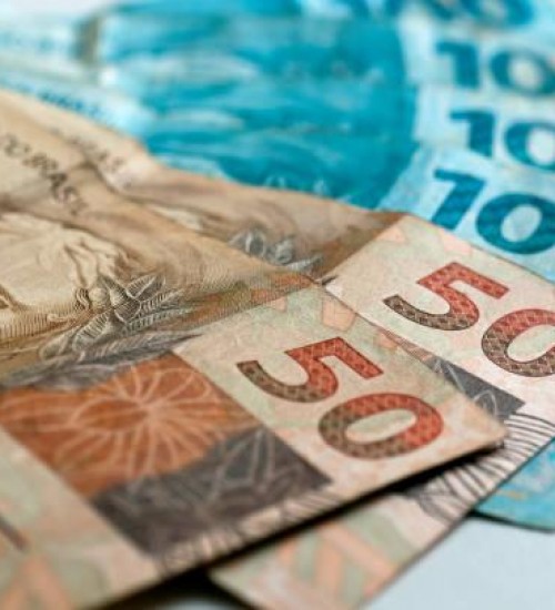 Governo aumenta salário mínimo para R$ 1.302,00 em 2023.