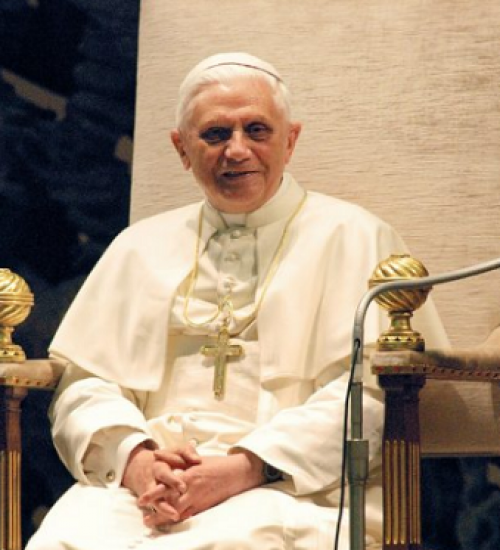 Papa Bento XVI morre aos 95 anos.