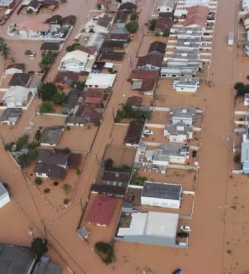 SC chega a 3 mortos, 1 mil pessoas fora de casa e 30 cidades em emergência após fortes chuvas.