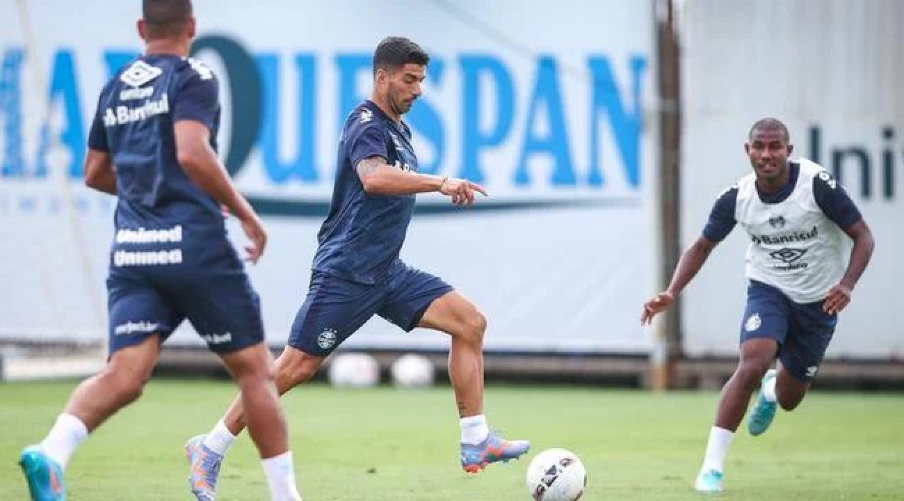 Grêmio encerra preparação e encaminha time com Suárez entre os titulares.