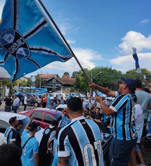 Torcida do Grêmio esgota ingressos para jogo contra o Esportivo.