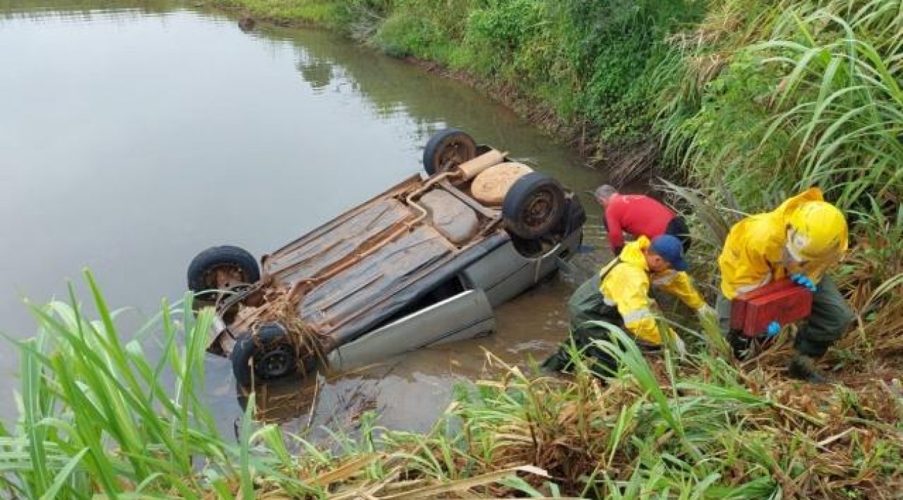 Vídeo: Carro cai em açude e motorista morre afogado no interior de Bandeirante.
