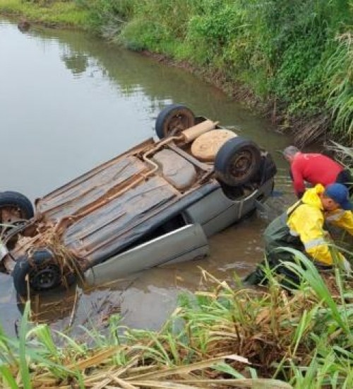 Vídeo: Carro cai em açude e motorista morre afogado no interior de Bandeirante.