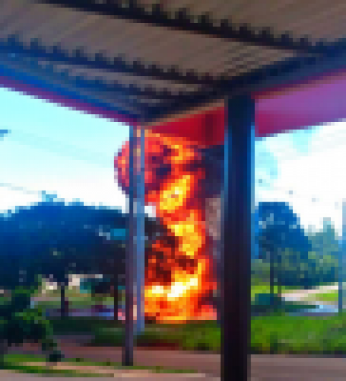 Chamas avançam e caminhão-tanque explode na BR-282 em Pinhalzinho