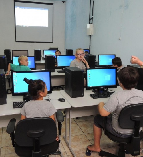 Governo Municipal investe em computadores e oficina de informática inicia em Santa Helena.