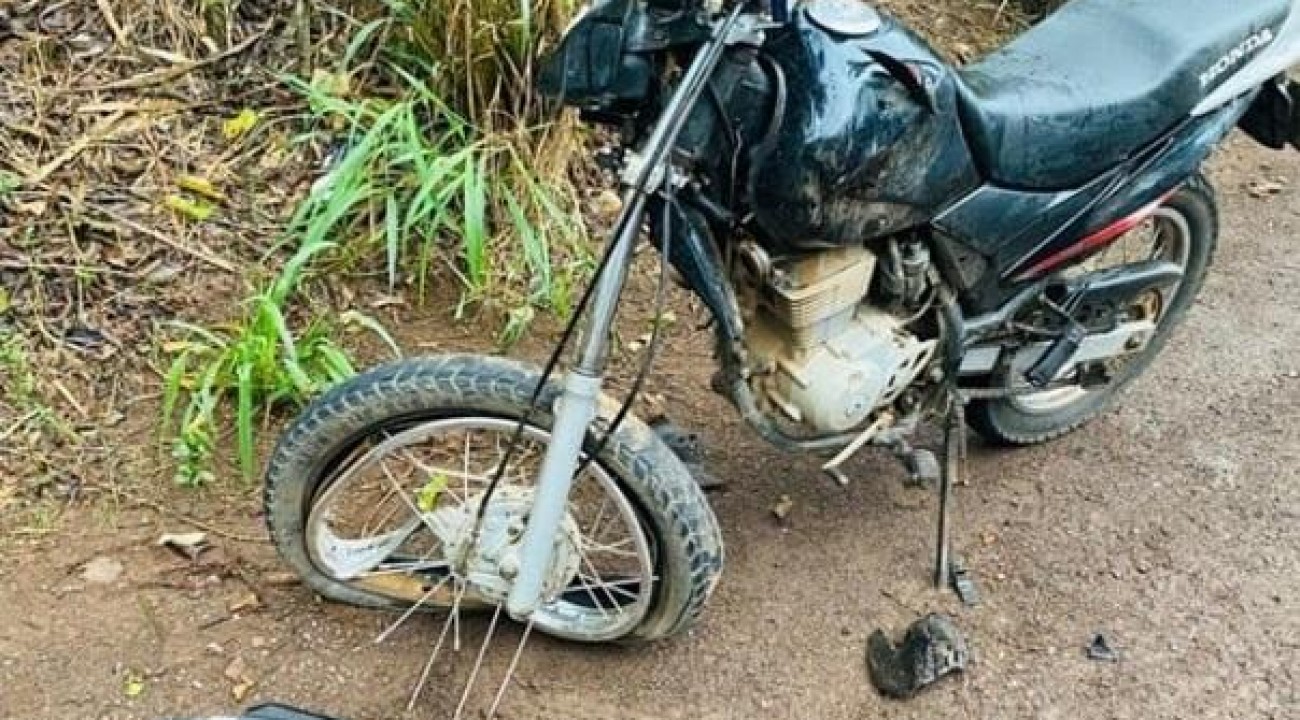 Acidente entre carro e moto deixa dois feridos em Itapiranga.