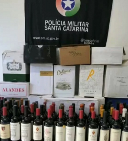 Carregamento de vinho é apreendido pela Polícia Militar em Maravilha.