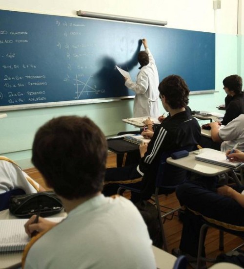 Por unanimidade, deputados aprovam reajuste de 9,45% para professores estaduais.