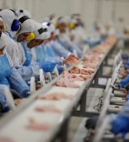 China retira suspensão de exportações de dois frigoríficos brasileiros.