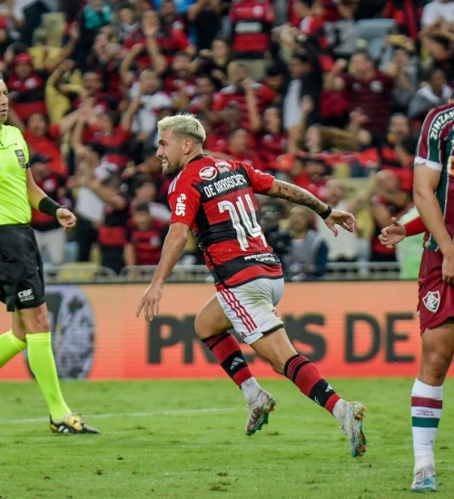 Flamengo vence clássico contra o Fluminense e se classifica às quartas da Copa do Brasil.