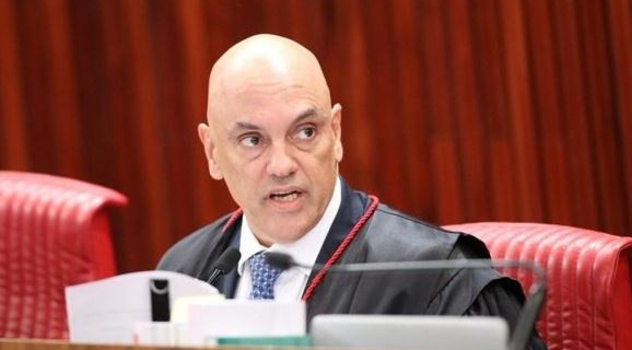 Moraes conclui julgamento e confirma inelegibilidade de Bolsonaro até 2030.