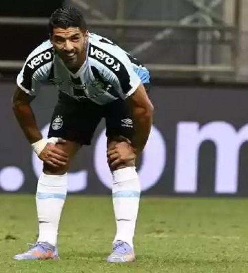 Suárez pode desfalcar o Grêmio para tratar joelho em Barcelona, diz site.