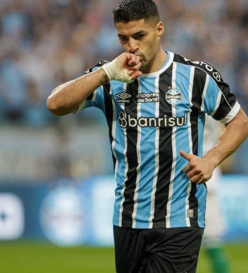 Suárez viajará para jogo contra o Bahia, e Grêmio concorda com ida do uruguaio a Barcelona.