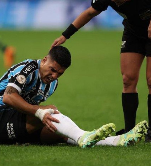 Suárez e Grêmio avaliam duas opções para tratar dores no joelho, diz jornal uruguaio.
