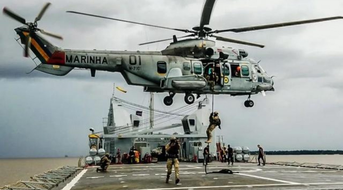 Acidente com helicóptero da Marinha do Brasil deixa mortos.
