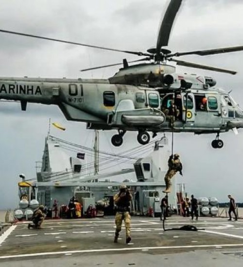 Acidente com helicóptero da Marinha do Brasil deixa mortos.