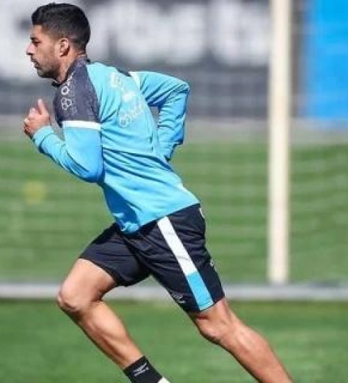 Suárez retorna como titular do Grêmio para acabar com jejum de gols.