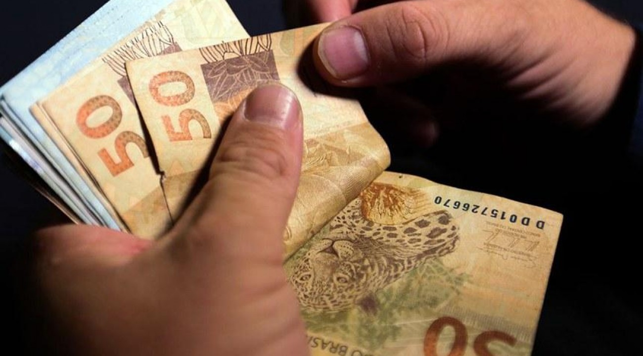 Salário mínimo de R$ 1.421 é previsto no orçamento de 2024.