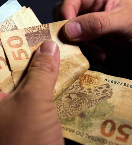Salário mínimo de R$ 1.421 é previsto no orçamento de 2024.