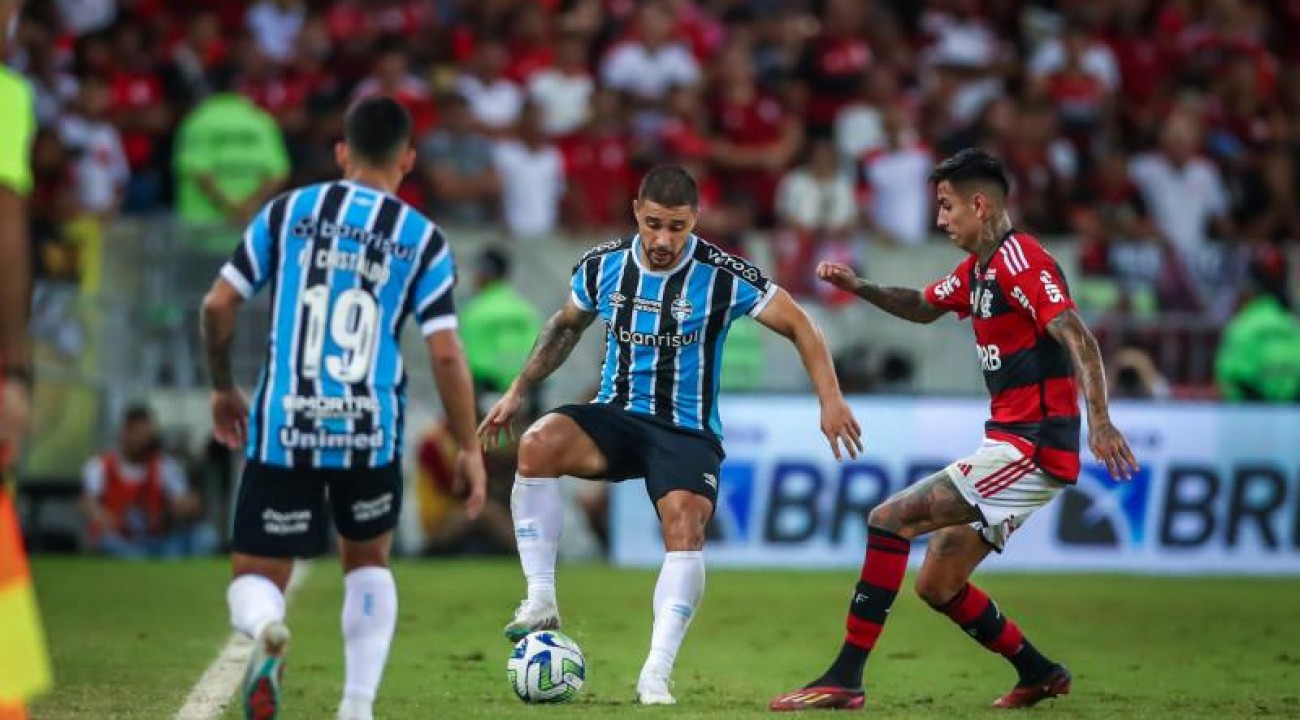 Grêmio vira sobre o Flamengo e se mantém no G-6 do Brasileirão.