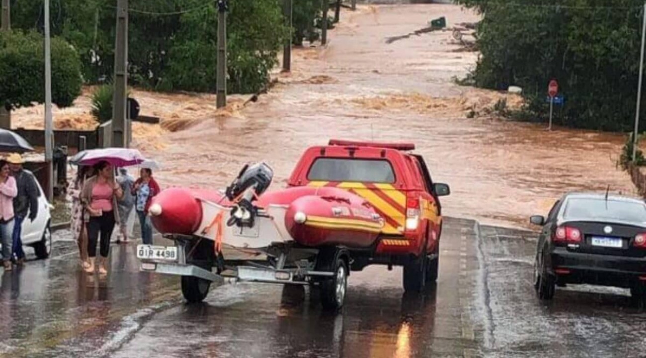 Novo alerta da Defesa Civil de SC prevê temporais, 200 milímetros de chuva e inundações.