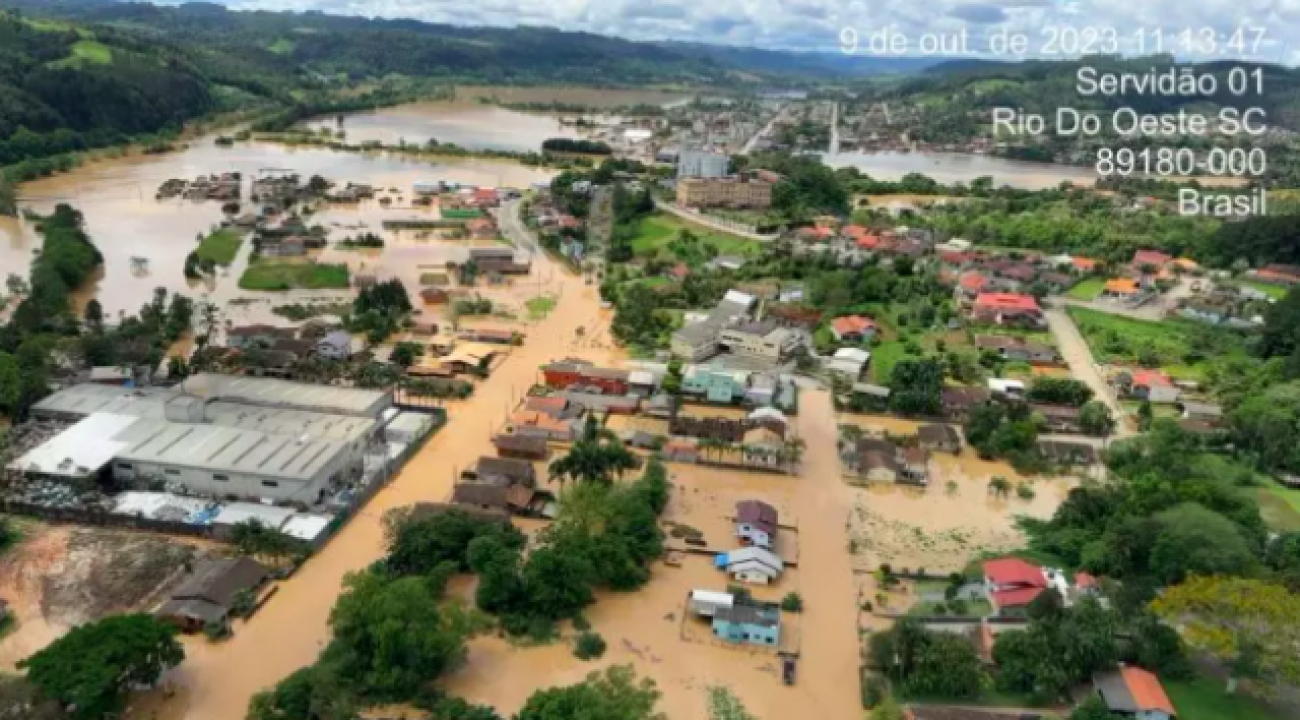 Quase metade dos municípios de SC decretaram situação de emergência por causa da chuva.