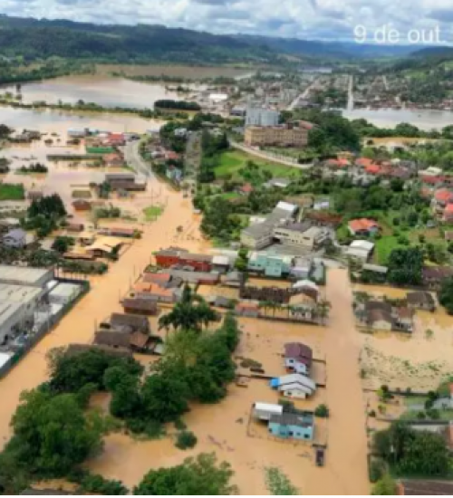 Quase metade dos municípios de SC decretaram situação de emergência por causa da chuva.