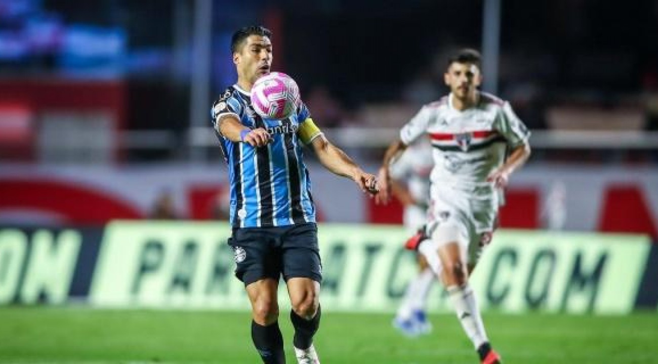 Suárez recebe terceiro cartão amarelo e desfalca o Grêmio contra o Flamengo.